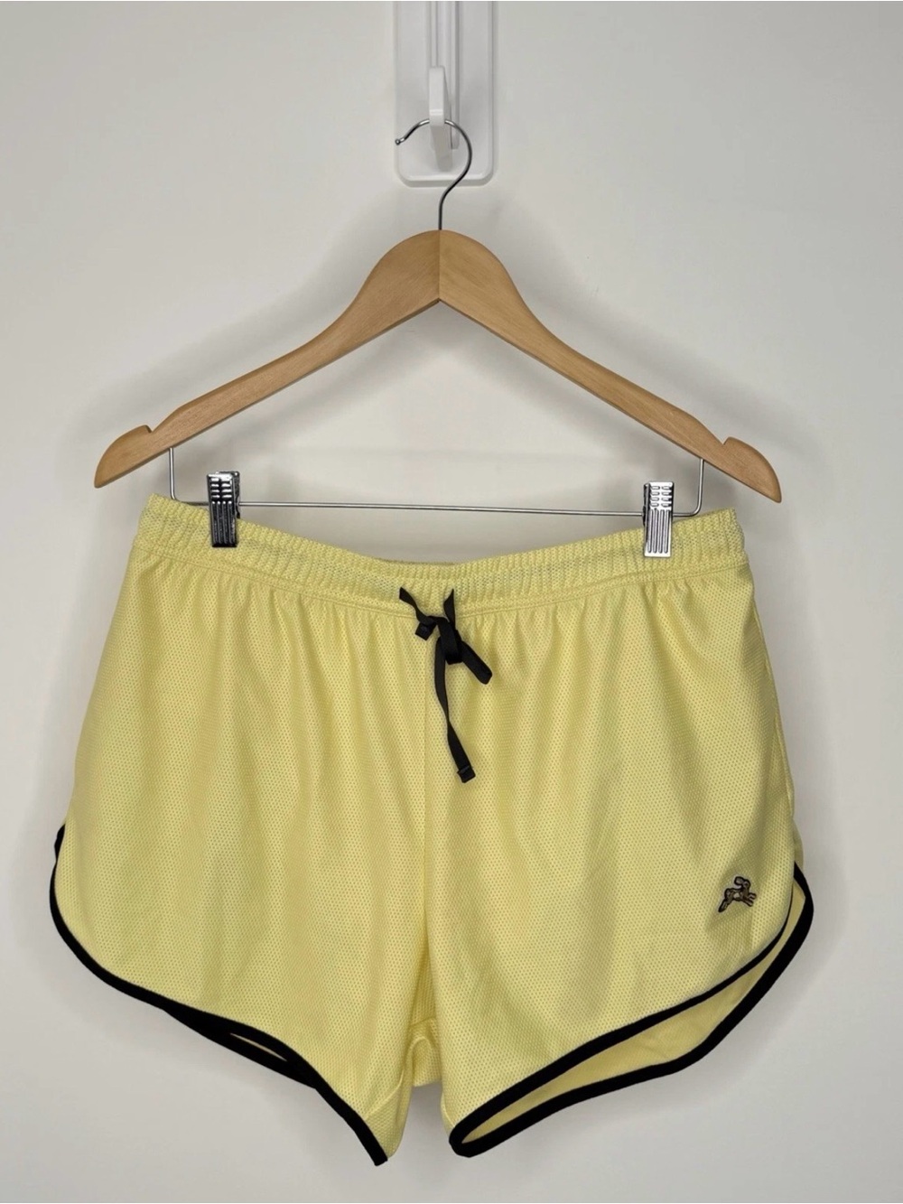 Tracksmith Van Cortlandt Shorts Mens
Size Large Yellow 4" Mesh Running
Marathon